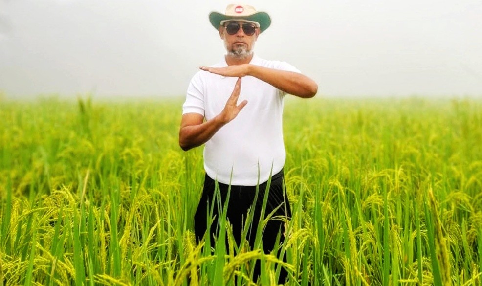 মনোনয়ন না পেয়ে ধান ক্ষেতে আম্পায়ারের ভঙ্গিতে ‘রিভিউ’ দেখালেন বিএনপি নেতা