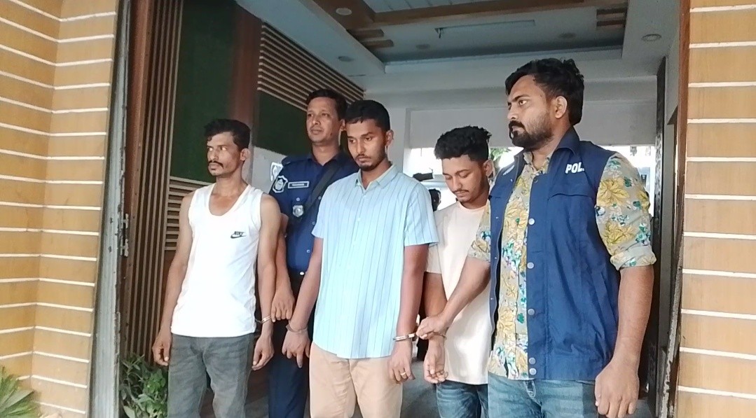 কুমিল্লা নগরীতে স্কুলছাত্র গুলিবিদ্ধের ঘটনায় বিদেশি পিস্তল ও গুলিসহ গ্রেফতার ৪