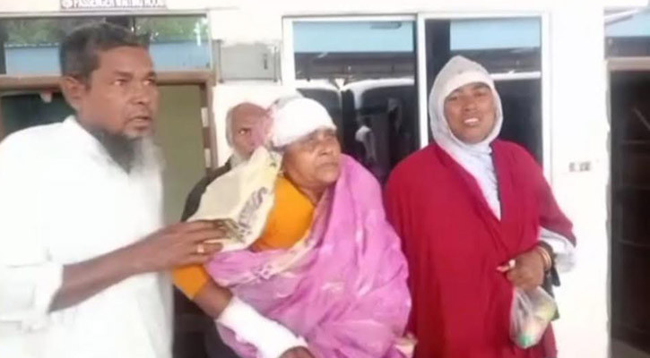 দাঁড়ানো ট্রেনে ইঞ্জিনের ধাক্কা, আহত অর্ধশত যাত্রী
