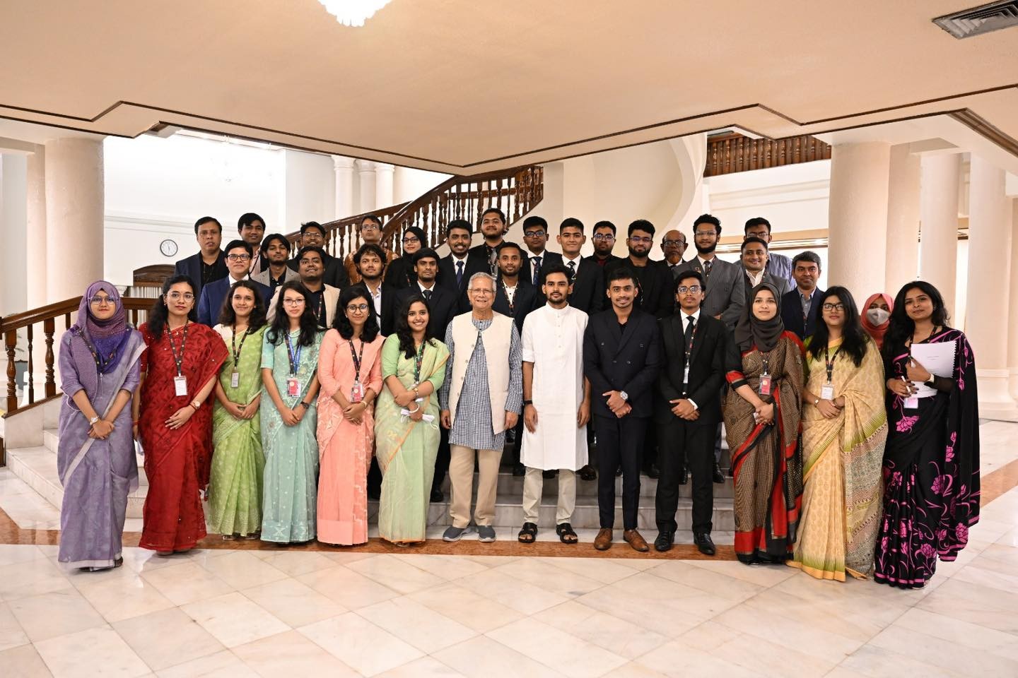 জাতীয় নীতি প্রতিযোগিতায় বিজয়ী শিক্ষার্থীদের সঙ্গে প্রধান উপদেষ্টার শুভেচ্ছা বিনিময়