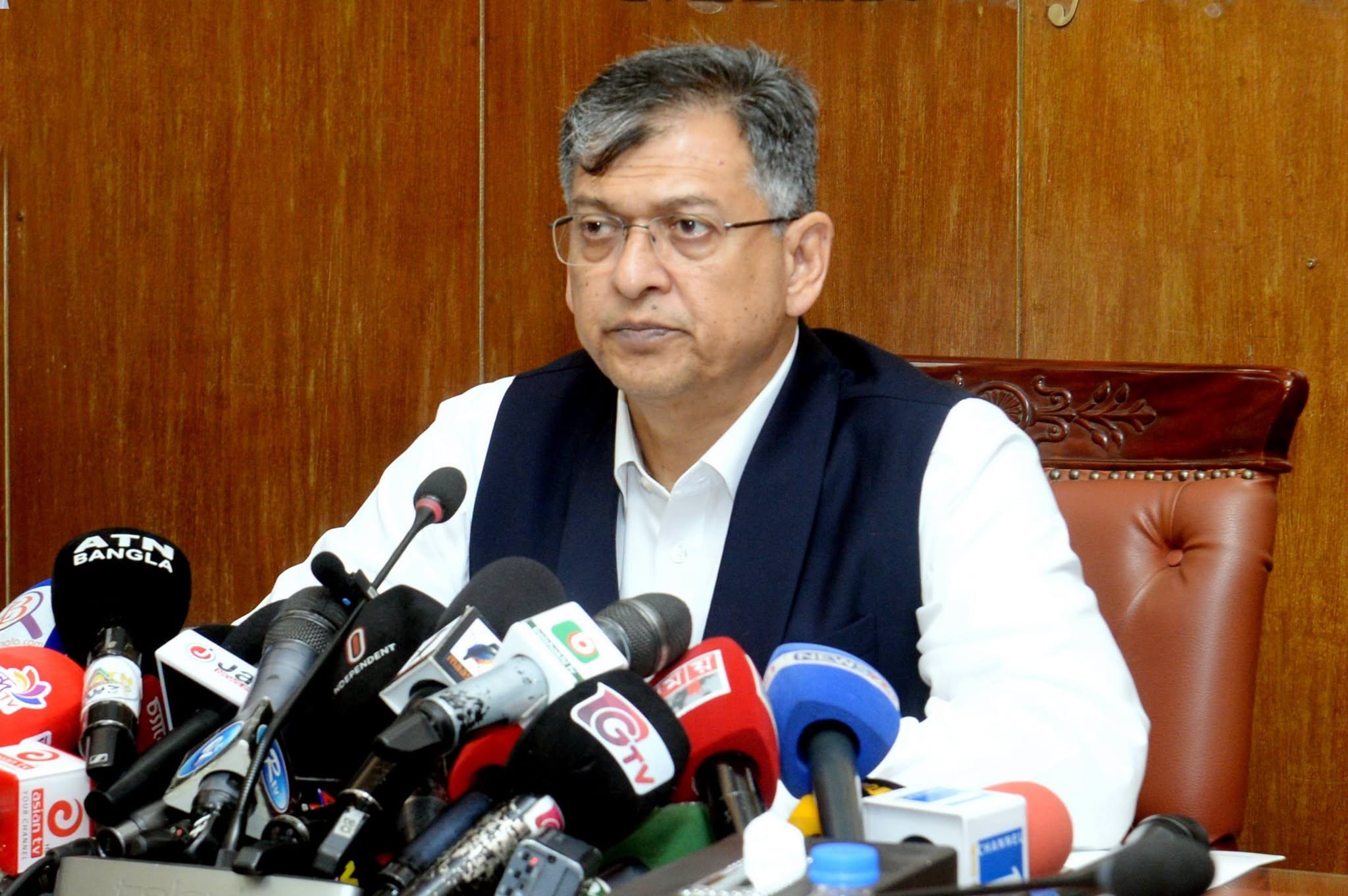 জনবান্ধব পুলিশ গঠনে পুরস্কার ও তিরস্কারের নীতি অব্যাহত থাকবে: স্বরাষ্ট্রমন্ত্রী