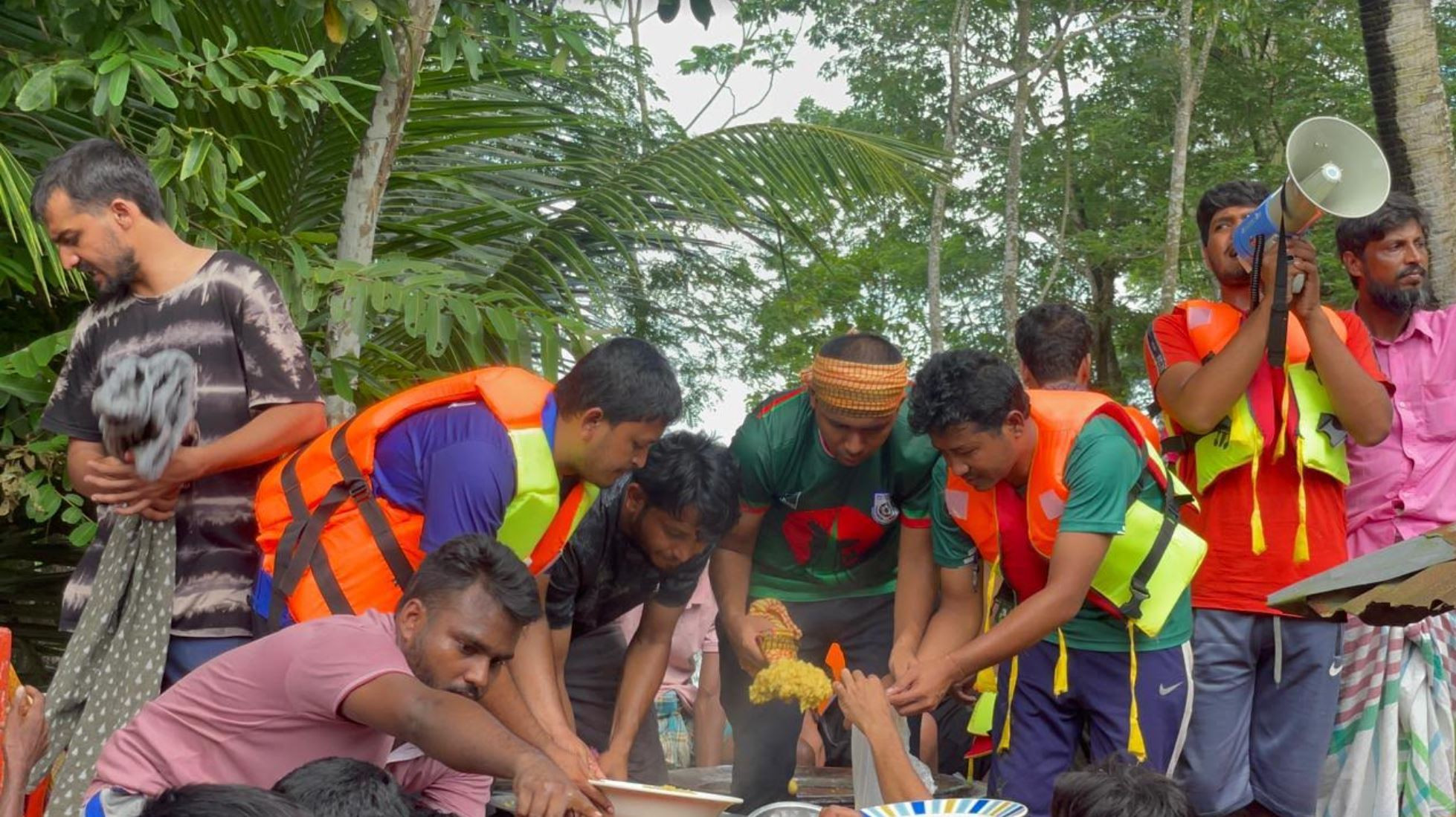 কুমিল্লার নাঙ্গলকোটে বন্যার্তদের মাঝে খাবার ও ঔষধ সামগ্রী বিতরণ ঢাবি ছাত্রদলের