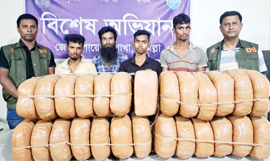 কুমিল্লায় ৫৫ কেজি গাঁজাসহ গ্রেফতার ৪