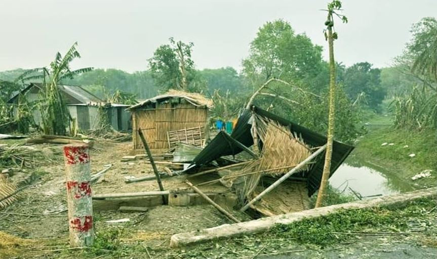 ঘূর্ণিঝড়ে শতাধিক ঘরবাড়ি বিধ্বস্ত