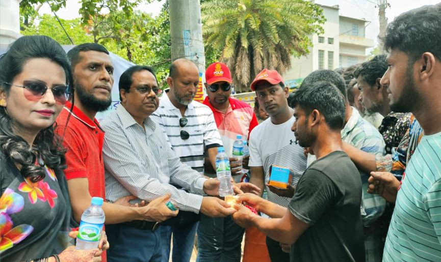 তীব্র গরমে তৃষ্ণার্ত শ্রমজীবী পথচারী মানুষের পাশে রোটারি ক্লাব অব রেনেসাঁস,কুমিল্লা
