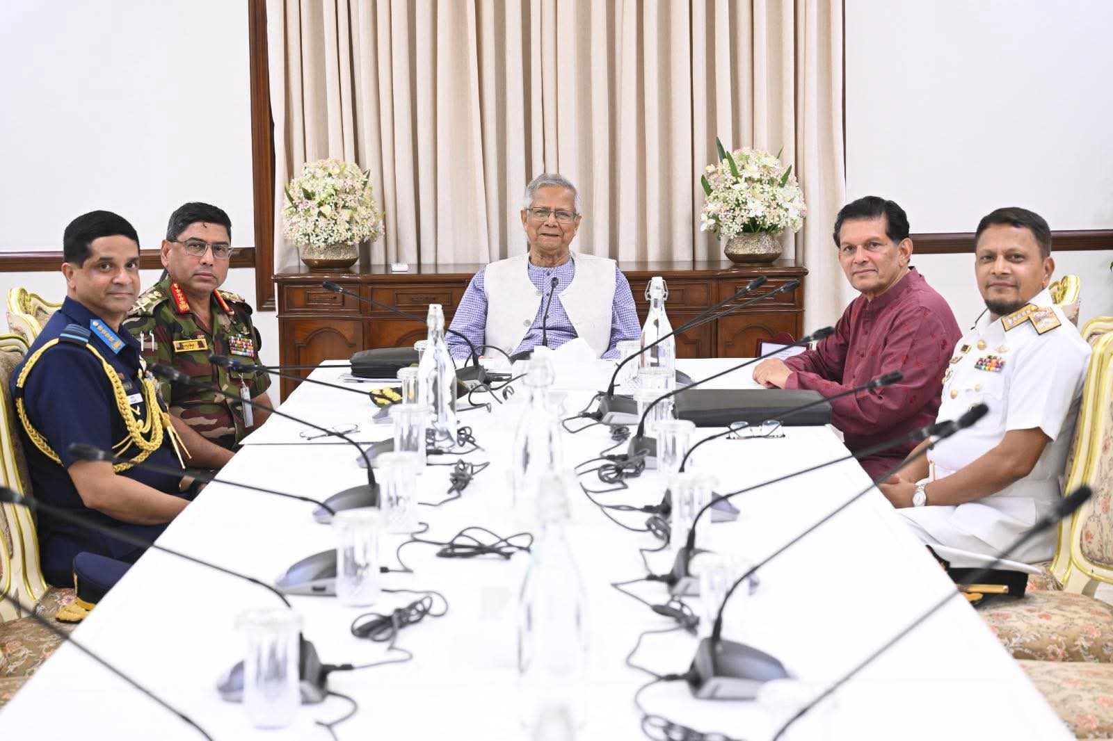 প্রধান উপদেষ্টার সঙ্গে তিন বাহিনীর প্রধানের সাক্ষাৎ, নির্বাচন প্রস্তুতি নিয়ে আলোচনা