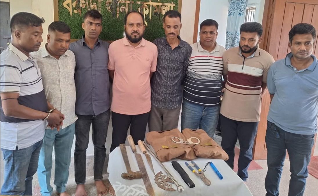 কুমিল্লায় ডিবি পুলিশের ছদ্মবেশে ডাকাতির প্রস্তুতিকালে দেশীয় অস্ত্রসহ  ৮ জন গ্রেপ্তার
