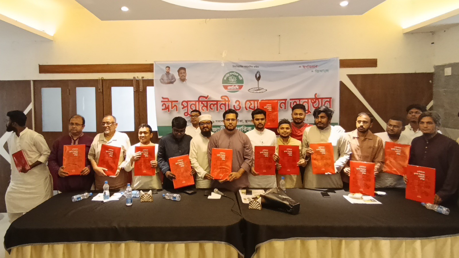 ‘গ্রাফিতিতে জুলাই বিপ্লবের রাজধানী কুমিল্লা’ অ্যালবামের মোড়ক উন্মোচন