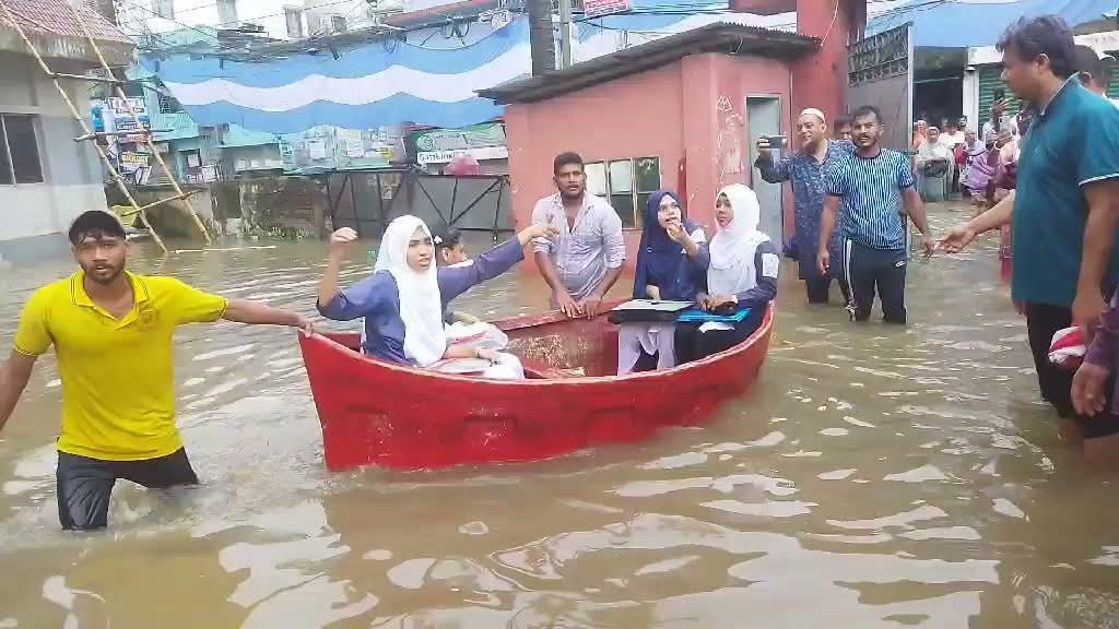 কুমিল্লায় জলাবদ্ধতা, নৌকায় চড়ে কেন্দ্রে এইচএসসি পরীক্ষার্থীরা