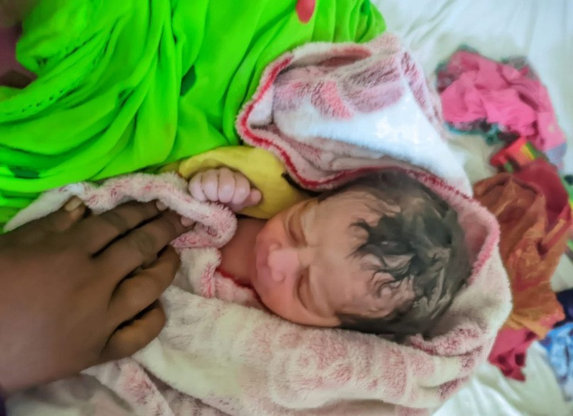 তালাকের ভয়ে নবজাতক রেখে মা উধাও