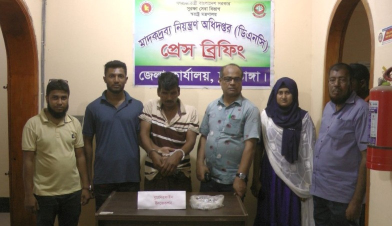 ট্রেন ও ইজিবাইক থেকে নেশার ইনজেকশন জব্দ, গ্রেফতার ২