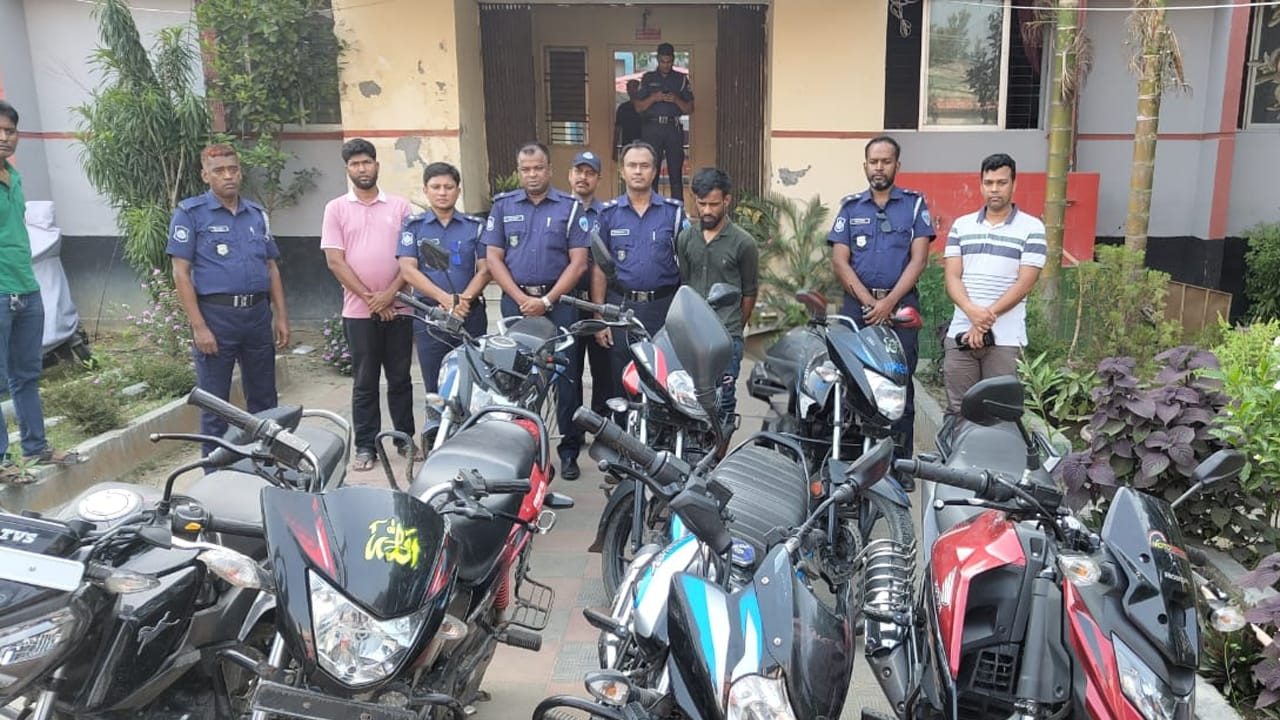 কুমিল্লায় পুলিশের অভিযানে ৭টি চোরাই মোটর সাইকেলসহ গ্রেফতার ১